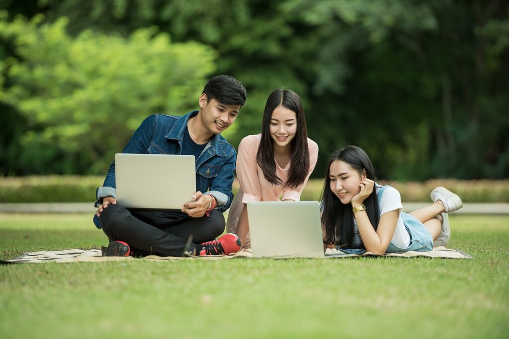 students, computers, laptops-1807505.jpg